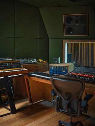 Pompey Jamaica / Gia Wolff & Freecell Architecture